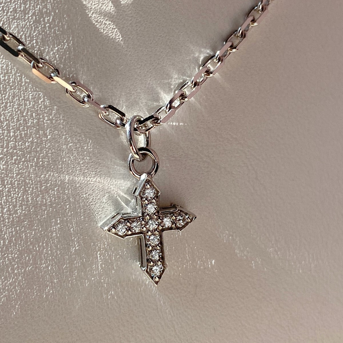 PENDANT CROSS "GLOW" WITH WHITE DIAMONDS ON A SILVER CHAIN / SOLID GOLD