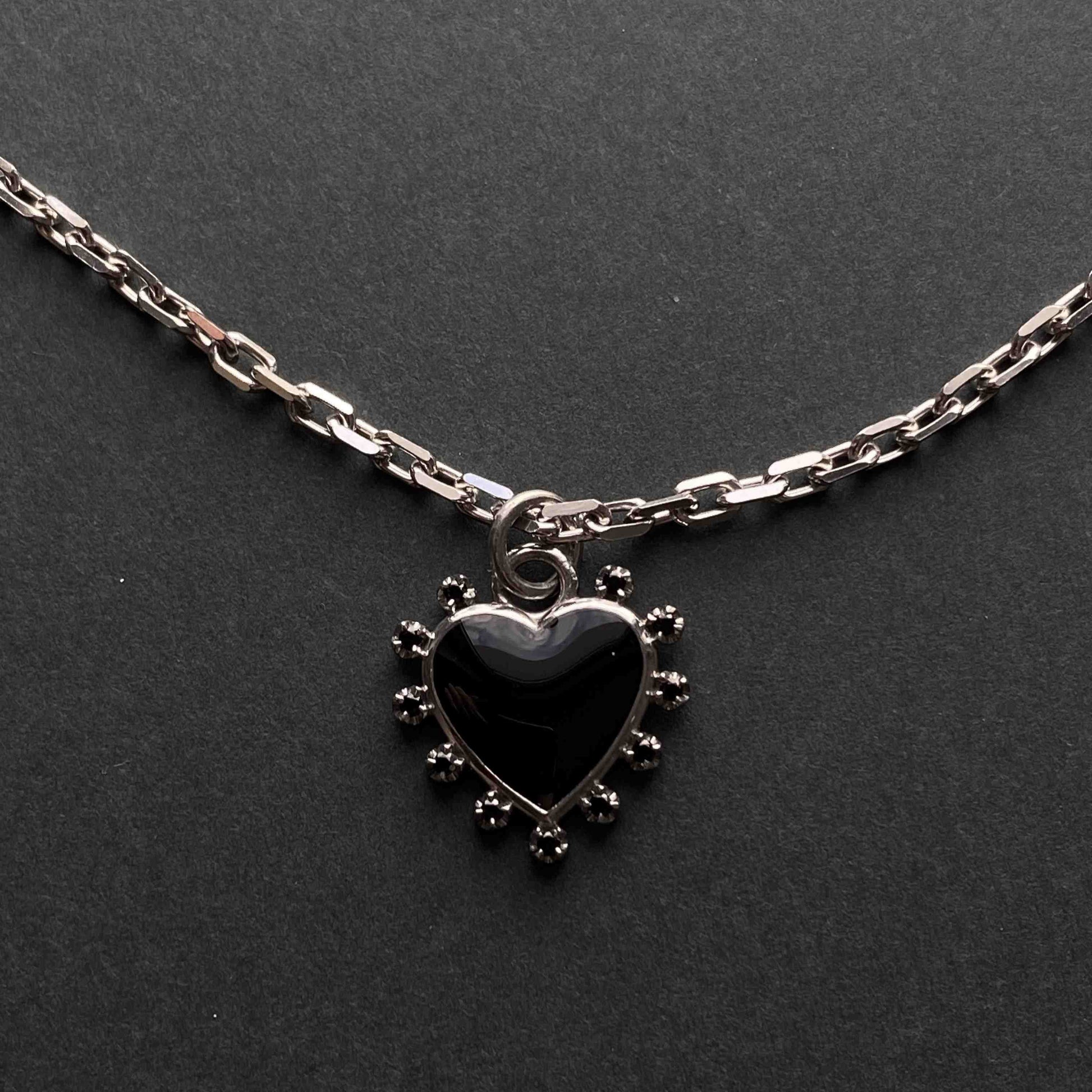 PENDANT "HEART" WITH ENAMEL & BLACK SPINEL ON A CHAIN / SILVER