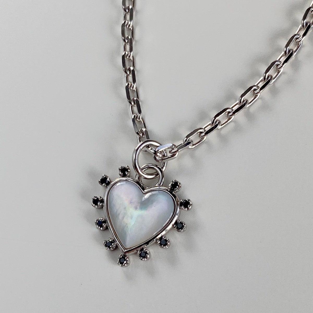 PENDANT "HEART" WITH MOTHER-OF-PEARL CAMEO & BLACK SPINEL ON A CHAIN / SILVER