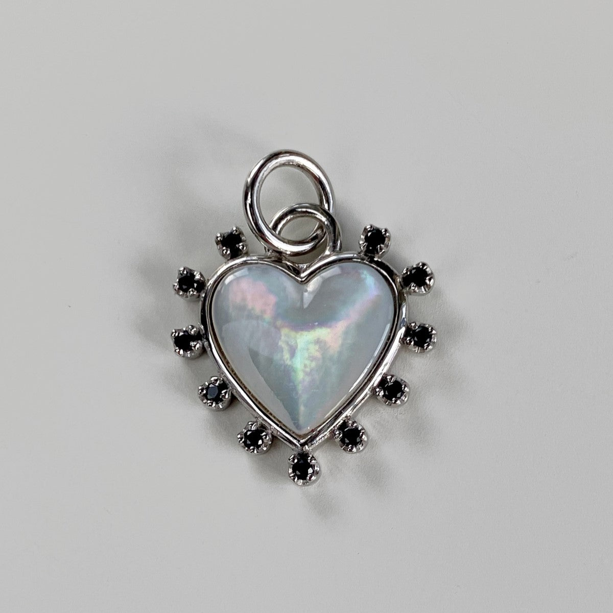 PENDANT "HEART" WITH MOTHER-OF-PEARL CAMEO & BLACK SPINEL / SILVER