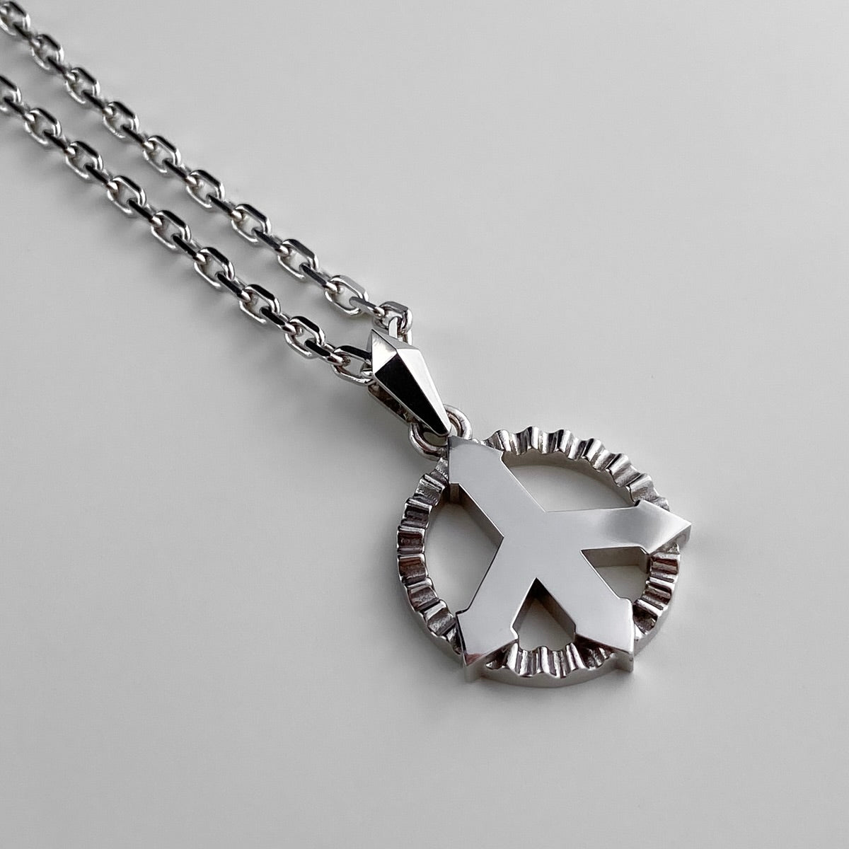 PENDANT "PACIFIC"  WITH FLUTED BEZEL ON A CHAIN | SILVER