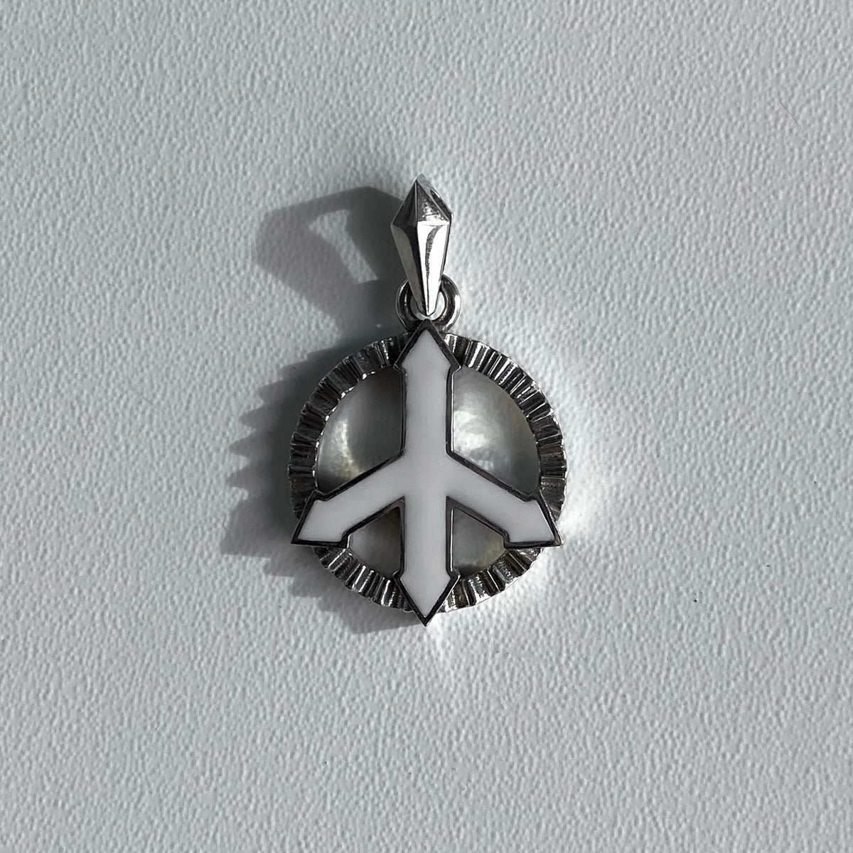 PENDANT "PACIFIC"  WITH FLUTED BEZEL AND WHITE ENAMEL | SILVER