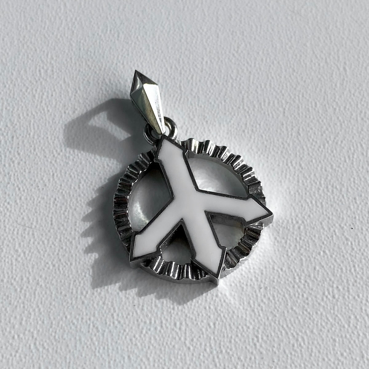 PENDANT "PACIFIC"  WITH FLUTED BEZEL AND WHITE ENAMEL | SILVER