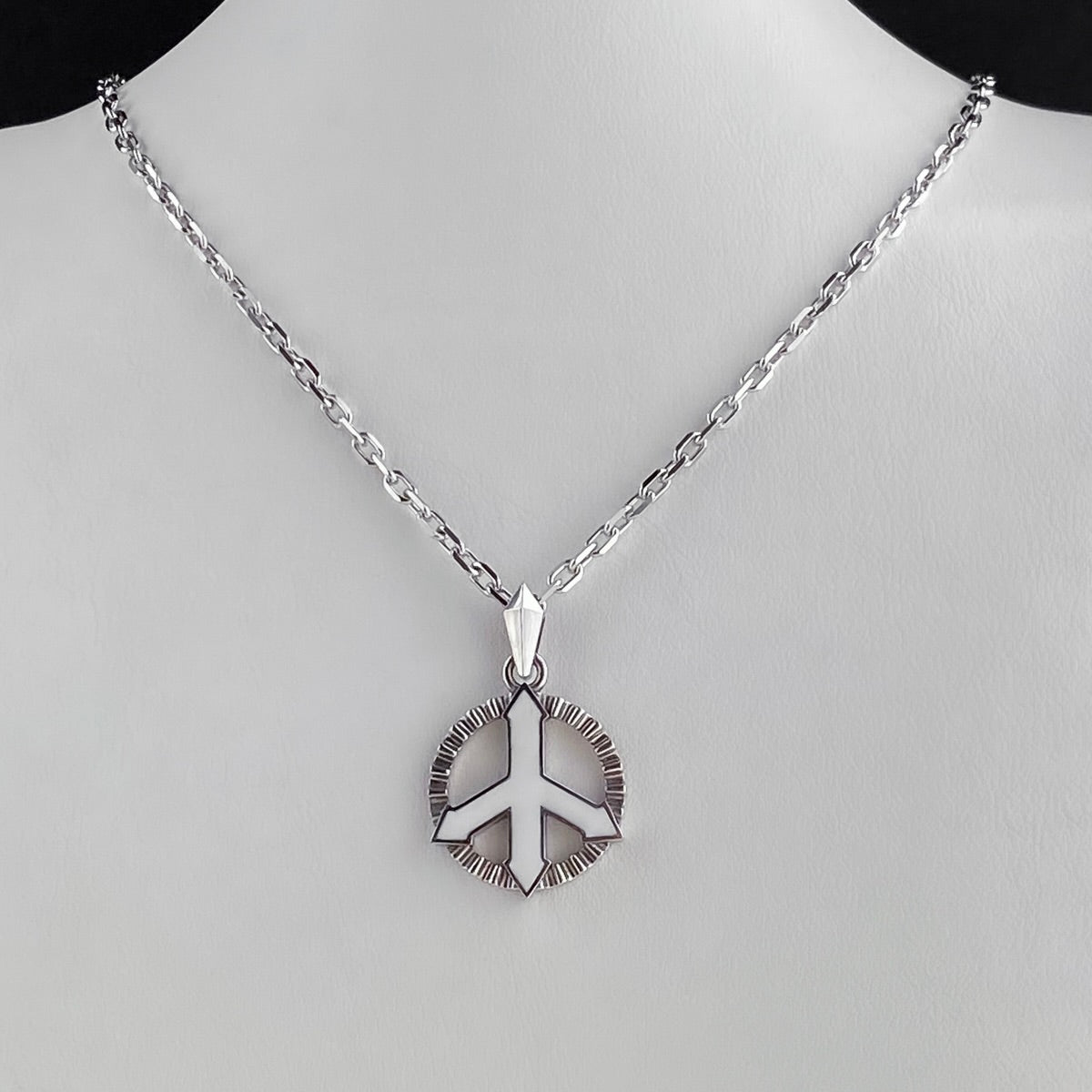 PENDANT "PACIFIC"  WITH FLUTED BEZEL AND WHITE ENAMEL ON A CHAIN | SILVER