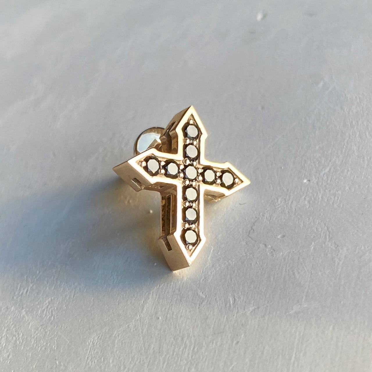 STUD CROSS "GLOW" WITH BLACK DIAMONDS / SOLID GOLD