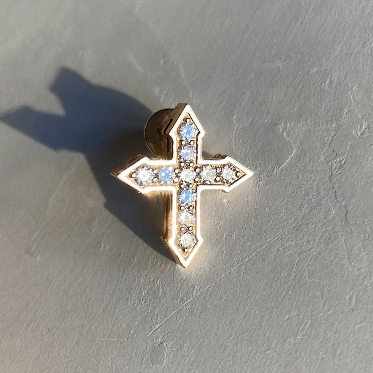 STUD CROSS "GLOW" WITH WHITE DIAMONDS / SOLID GOLD