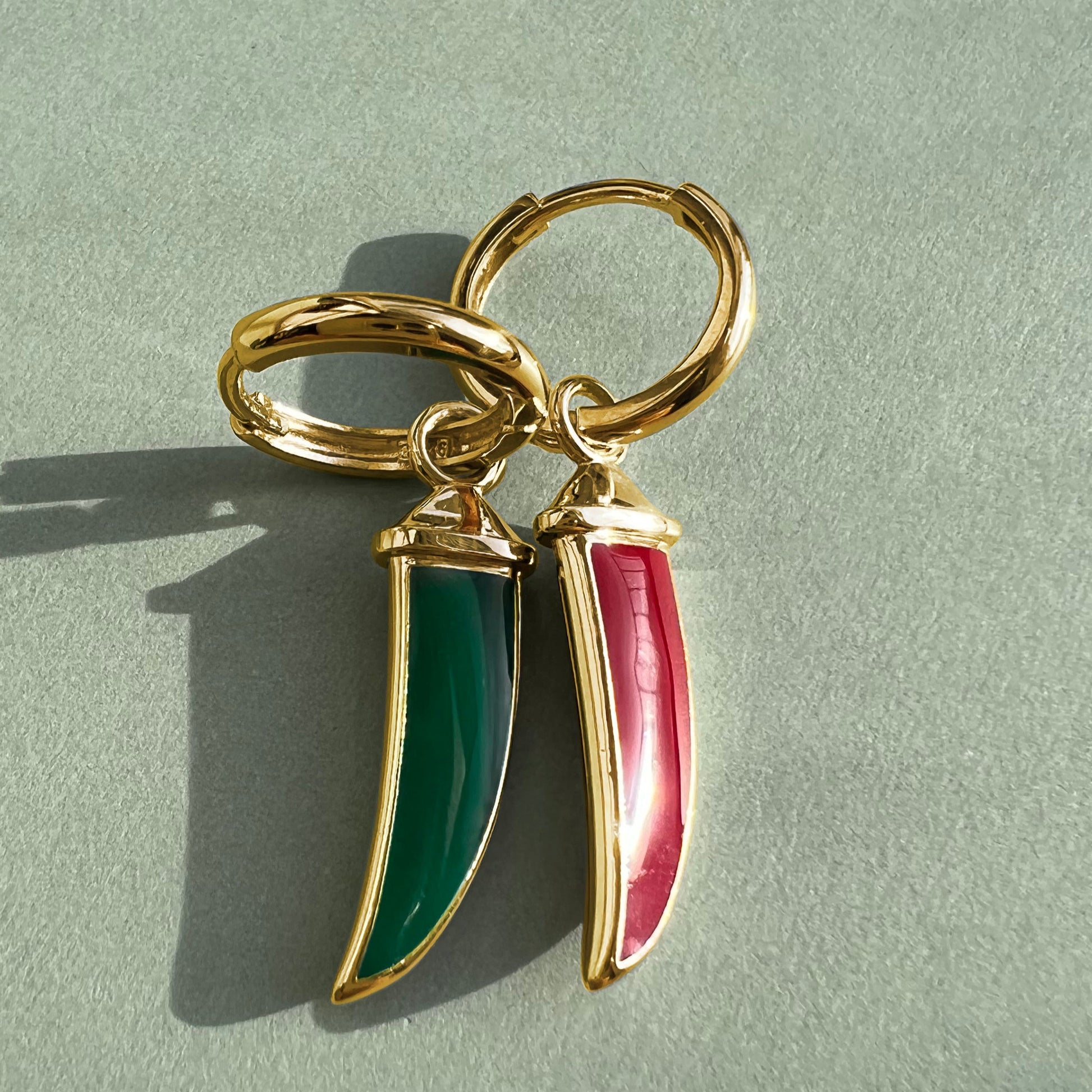 EARRING "HOT CHILI' / SOLID GOLD & COLORED ENAMEL