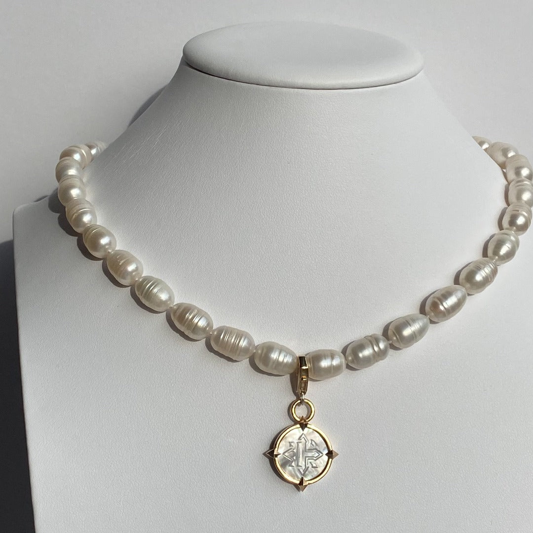 PEARL NECKLACE WITH PENDANT "COMPASS" WITH MOTHER-OF-PEARL CAMEO / SOLID GOLD