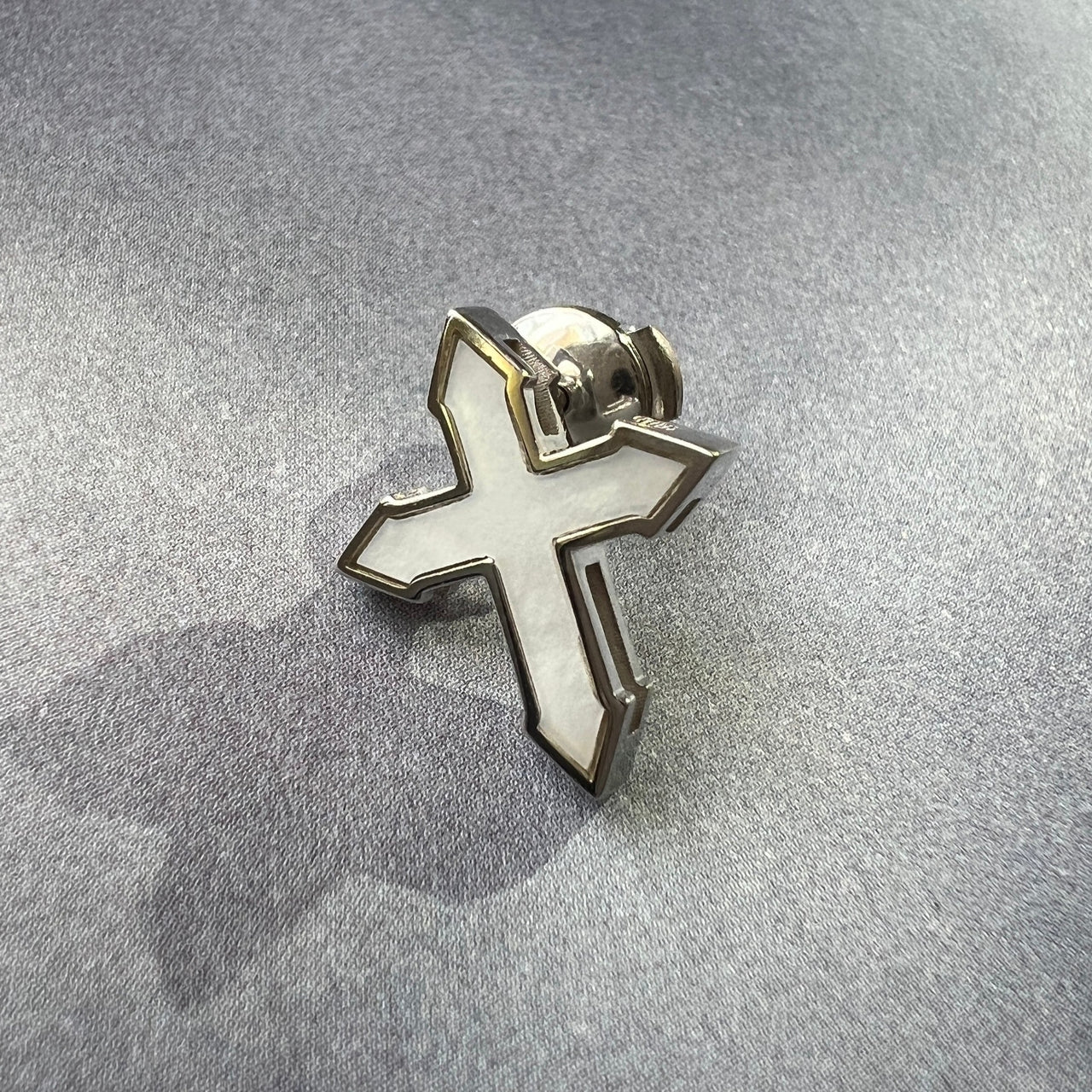 STUD CROSS "VENUS" / SOLID GOLD & WHITE MOTHER-OF-PEARL